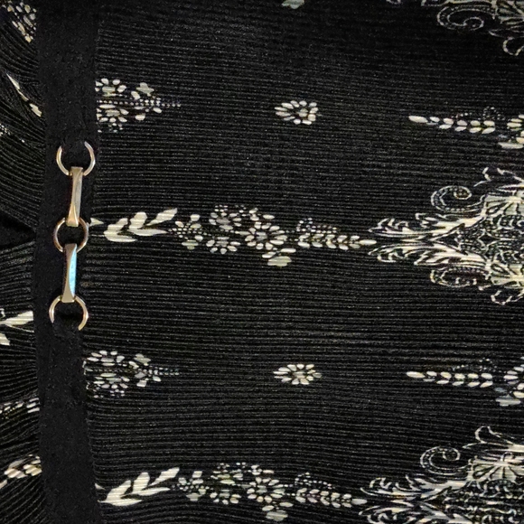 Notations Black and White Size Medium V-Neck with Black Insert - Picture 7 of 8